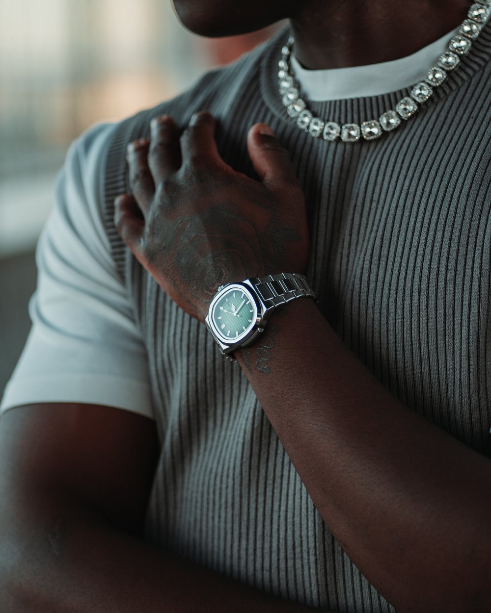 Poedagar watch with a steel bracelet on the wrist